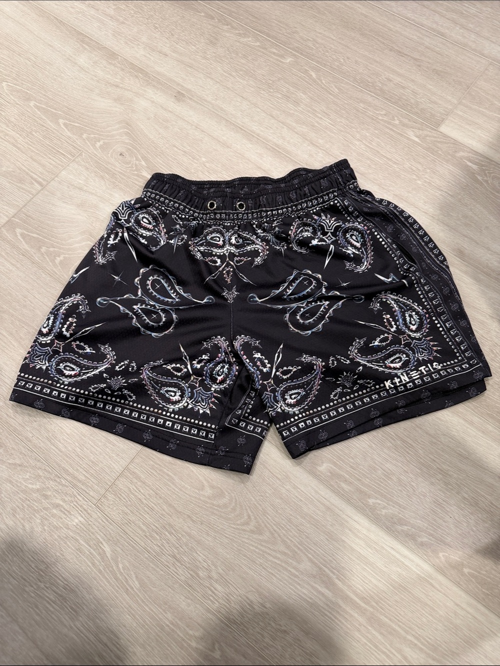 Kinetic men’s medium Black Paisley Print Shorts